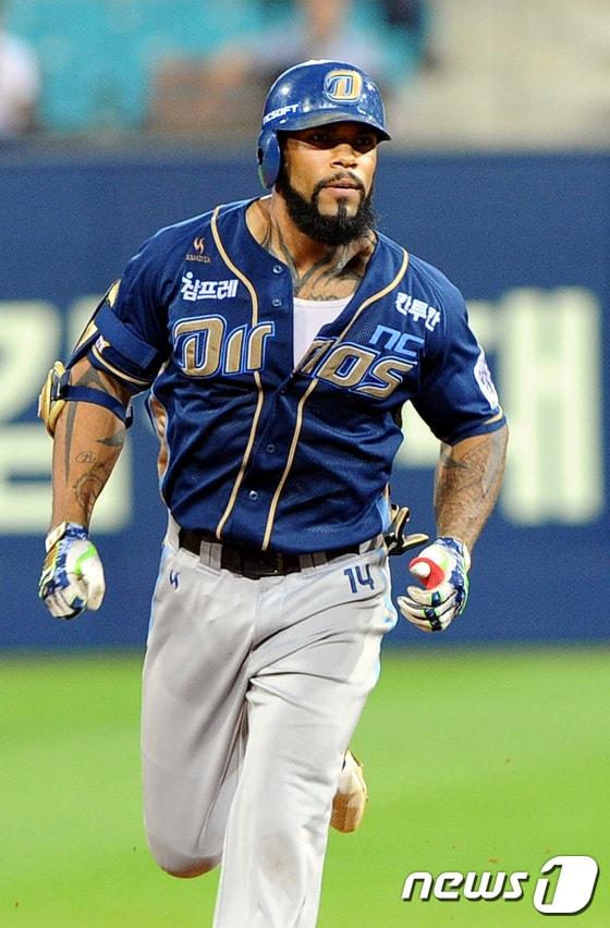 본문 이미지 - 17일 일본 스포츠닛폰에 따르면 소프트뱅크가 한국 프로야구에서 활동 중인 외야수 에릭 테임즈(30)를 다음 시즌 새로운 외국인 선수 후보로 올려놨다.ⓒ News1 이종현 기자