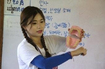 본문 이미지 - 봉사단이 캄보디아 어린이들에게 유디치과에 서 후원한 구강용품을 이용해 위생교육을 실시하고 있다. ⓒ News1