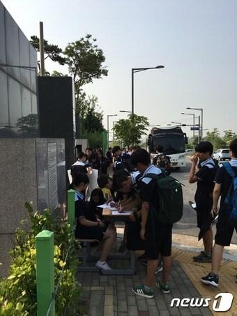 본문 이미지 - 인천 영종중학교 학생들이 학교 700m 옆에서 진행 중인 ‘중산변전소·송전선로 신축공사’에 반발해 학교 앞에서 서명운동을 벌이는 모습. 2016.7.27 (영종중학교 학생들 제공) ⓒ News1