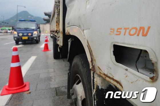 본문 이미지 - 서울 광화문광장에서 3.5톤 트럭이 도로에 주차돼 있다. (사진은 기사 내용과 무관함) / 뉴스1 ⓒ News1/뉴스1 ⓒ News1 최현규 기자