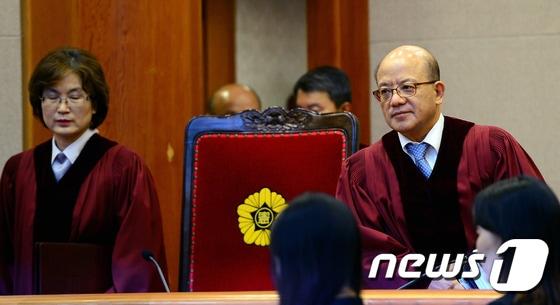 본문 이미지 - 박한철 헌법재판소장을 비롯한 헌법재판관들이 28일 오후 서울 종로구 재동 헌법재판소 대심판장으로 들어오고 있다. 헌재는 이날 일명 '김영란 법'으로 불리는 부정청탁 및 금품 등 수수의 금지에 관한 법률(청탁금지법) 제2조 1항에 대한 헌법소원과 군형법 제92조의5 등에 관한 헌법소원 사건 선고를 내린다. 2016.7.28/뉴스1 ⓒ News1 박정호 기자