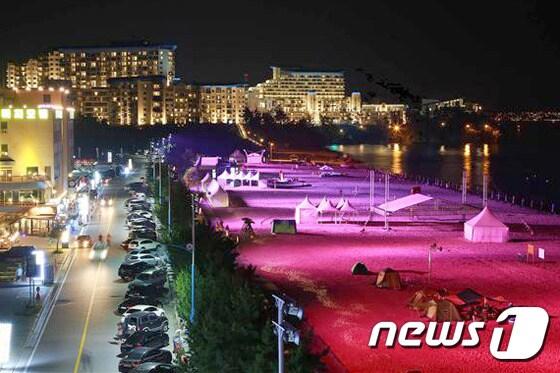 본문 이미지 - 로맨틱한 삼척 해수욕장의 밤. (뉴스1 DB) ⓒ News1