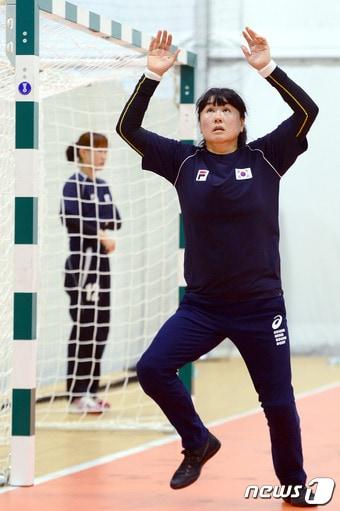 본문 이미지 - 2016리우하계올림픽 여자 핸드볼 대표팀 오영란이 28일(현지시간) 오후 브라질 리우데자네이루 애슬리트 파크에서 구슬땀을 흘리며 훈련을 하고 있다.2016.7.28/뉴스1 ⓒ News1 이광호 기자