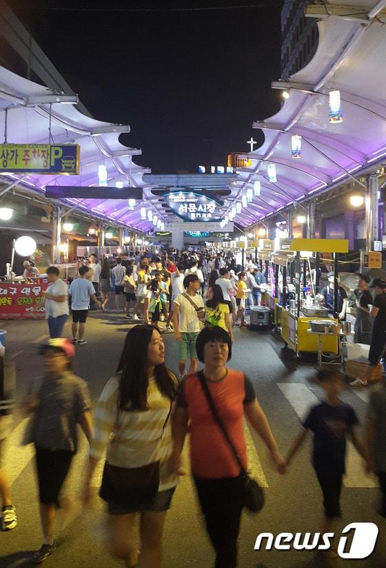 본문 이미지 - 대구 서문시장·칠성시장 야시장이 동절기 휴장을 마치고 본격 운영에 들어갔다. 사진은 서문야시장. ⓒ 뉴스1 자료 사진