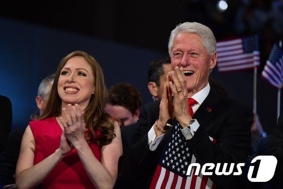 본문 이미지 -  첼시 클린턴과 빌 클린턴 전 미국 대통령. ⓒ AFP=뉴스1 ⓒ News1 최종일 기자