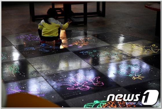 본문 이미지 - 바닥에 펼쳐진 황도12궁의 별자리, 건물기둥의 쏟아지는 별빛 등으로 청정 자연 강원도의 밤하늘을 구현했다.(한국도로공사 제공) ⓒ News1