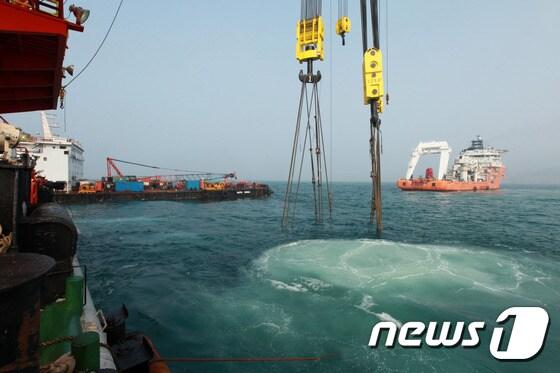 본문 이미지 - 지난 7월29일  성공한 세월호 선수(뱃머리)들기 작업(해양수산부 제공)