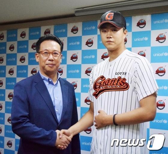 본문 이미지 - 롯데 자이언츠와 계약을 한 윤성빈(오른쪽)이 이윤원 단장과 포즈를 취하고 있다. (롯데 자이언츠 제공). ⓒ News1