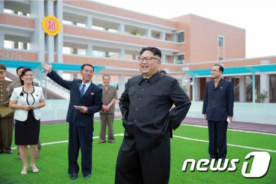 본문 이미지 - 김정은 조선노동당 위원장이 새로 건설된 평양중등학원을 현지지도 했다고 3일 노동신문이 보도 했다.  (노동신문) 2016.7.3/뉴스1