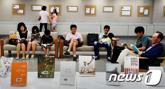 본문 이미지 - 14억을 들인 대전 한밭도서관의 공동보존서고가 5년 반 넘게 제기능을 못하고 있는 것으로 나타났다. 한밭도서관을 이용하는 시민들.(뉴스1DB) ⓒNews1 