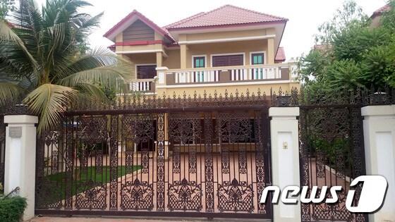 본문 이미지 - 3800억원 규모의 불법 도박 사이트가 운영된 캄보디아 풀빌라(광주서부경찰서 제공)2016.7.31/뉴스1 ⓒ News1 신채린 기자