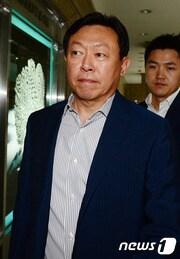 본문 이미지 - 신동빈 롯데그룹 회장이 지난 4일 서울 중구 소공동 롯데그룹 본사 집무실로 출근하고 있다. 2016.7.4/뉴스1 ⓒ News1 유승관 기자