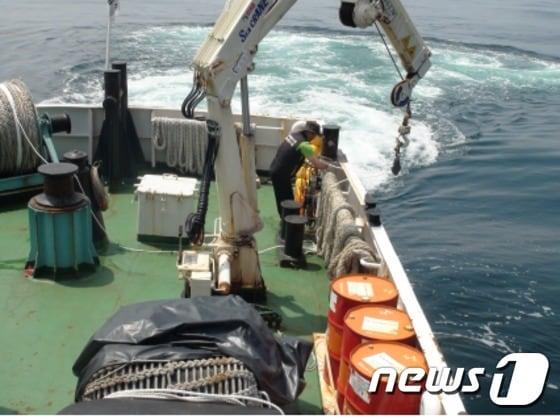 본문 이미지 - 제주도 연안에서 이뤄지는 저염분수 모니터링 모습. (사진제공=제주도) ⓒ News1