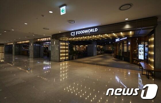 본문 이미지 - 5일 서울 강남구 삼성동 코엑스몰에 문을 여는 CJ푸드월드 코엑스몰점 입구. (사진제공=CJ푸드빌)ⓒ News1