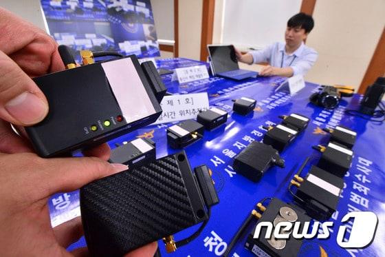 본문 이미지 - 4일 오전 서울 서울지방경찰청에서 경찰들이 외도 의심 배우자를 추적하기 위해 차량에 부착됐던 실시간 위치 추적기를 살펴보고 있다.  2016.7.4/뉴스1 ⓒ News1 신웅수 기자