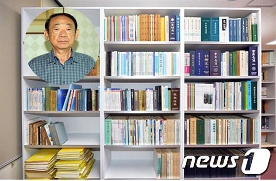 본문 이미지 - 황호부 전 감사관이 감사 관련 도서 400여권을 기증했다ⓒ News1