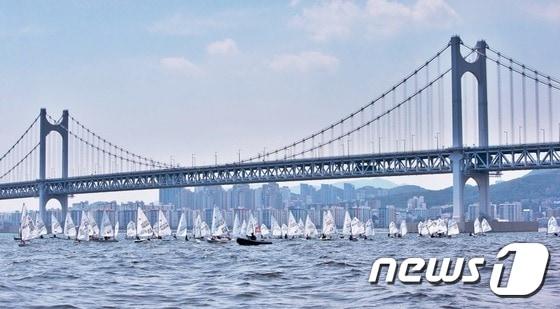 본문 이미지 - 광안리 해수욕장 위 광안대교와 요트. ⓒ News1 DB