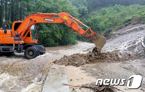 본문 이미지 - 극한호우 등 자연재해 위험이 커지자 일선 자자체들이 산사태 취약지역 지정 예고에 나섰다.(재판매 DB 금지)