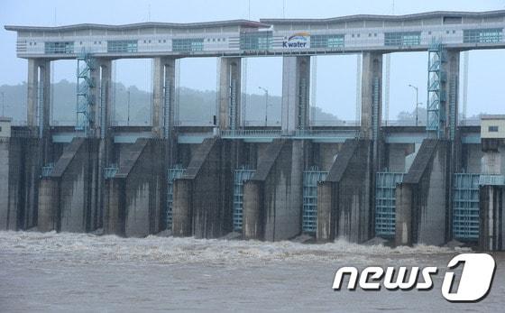 본문 이미지 - 서울과 경기, 강원 북부 등에 호우특보가 발효된 5일 경기도 연천군 군남면 군남홍수조절지에서 수문을 개방해 물을 방류하고 있다. 3. 2016.7.5/뉴스1 ⓒ News1 박정호 기자