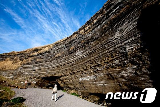 본문 이미지 - 세계지질공원이자 국가지질공원인 제주시 한경면 고산리 수월봉 전경. ⓒ News1