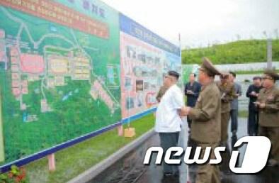 본문 이미지 - 김정은 조선노동당 위원장이 평양자라공장을 현지지도 했다고 6일 노동신문이 보도했다.  (노동신문) 2016.7.6/뉴스1