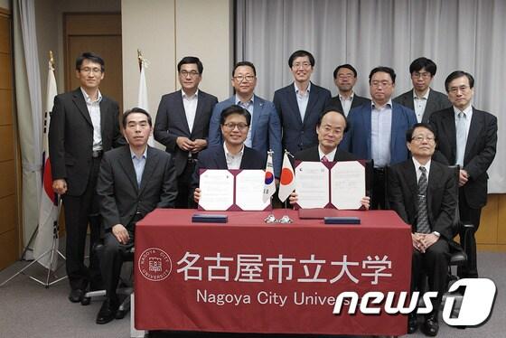 본문 이미지 - 충남대와 일본나고야시립대학 관계자들이 자매대학 협정식을 갖고 기념사진 촬영을 하고 있다. ⓒ News1