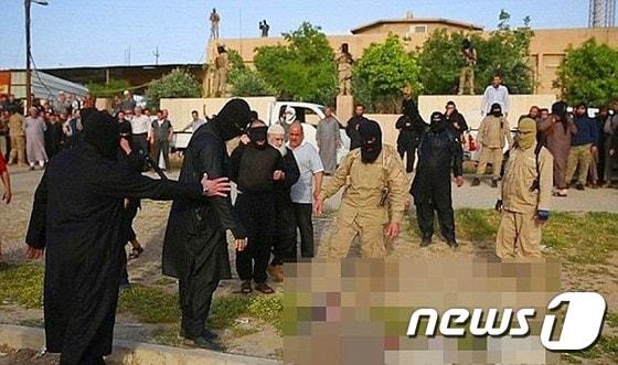 본문 이미지 - 이슬람국가(IS)의 팽형 집행 장면. ⓒ News1