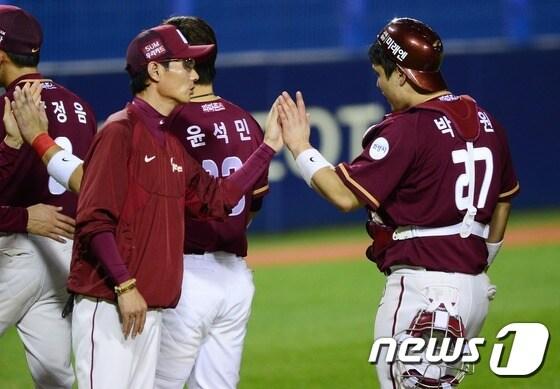 본문 이미지 - 넥센 히어로즈 시절 염경엽 감독(왼쪽)과 박동원. 뉴스1 DB ⓒ News1 박지혜 기자