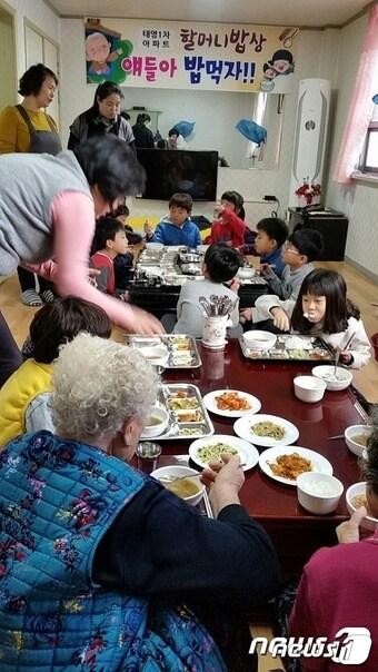 본문 이미지 - 지난 겨울방학 동안 태영아파트 부녀회가 운영한 '할머니 밥상'ⓒ News1