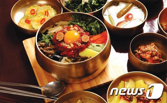 본문 이미지 - 전북 전주시는 전주만의 음식 문화를 체계적으로 보존·계승하기 위해 전주음식 명인, 명가, 명소에 대한 아카이브(자료 저장소)를 한국전통문화전당에 구축하고 있다. 사진은 전주 비빔밥 ⓒ News1