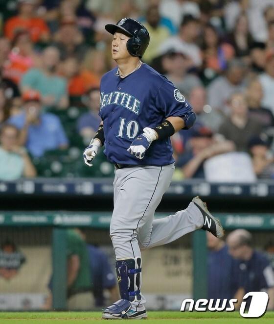 본문 이미지 - 이대호(34·시애틀 매리너스)가 결장한 가운데 시애틀은 29일(한국시간) 미국 워싱턴주 시애틀 세이프코 필드에서 열린 2016 메이저리그 오클랜드 애슬래틱스와의 경기에서 3-2로 이겼다.ⓒ AFP=News1