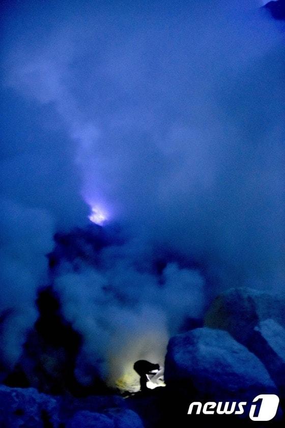본문 이미지 - 지난 6월 15일 새벽 한 광부가 카와이젠 유황광산에서 유황을 캐내고 있다. ⓒ AFP=뉴스1