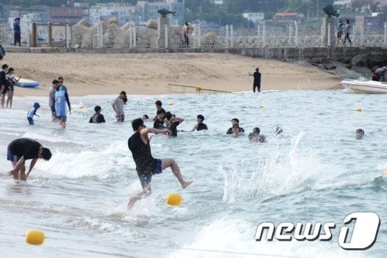 본문 이미지 - 기사  이해를 돕기 위한 강원 속초시 한 해변 자료 사진으로 기사 내용과 직접 관련 없음. (뉴스1 DB)