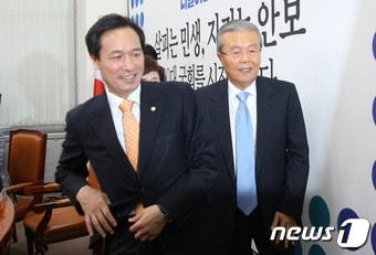 본문 이미지 - 김종인 더불어민주당 비상대책위원회 대표와 우상호 원내대표가 8일 서울 여의도 국회에서 열린 비대위회의를 마친 뒤 회의실을 나서고 있다. 2016.7.8/뉴스1 ⓒ News1 허경 기자