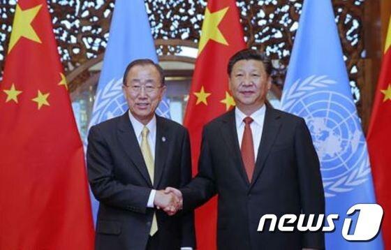 본문 이미지 - 시진핑 중국 국가주석과 반기문 유엔 사무총장이 7일(현지시간) 베이징에서 회담했다. (사진출처=중국 외교부)ⓒ 뉴스1