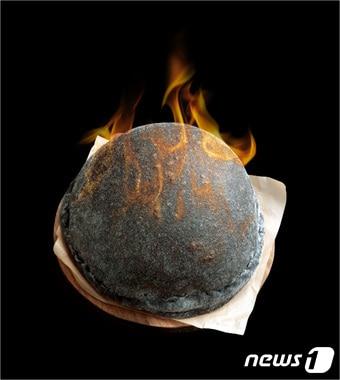 본문 이미지 - 더플레이스의 대표메뉴인 '폭탄피자' (사진제공=CJ푸드빌)ⓒ News1