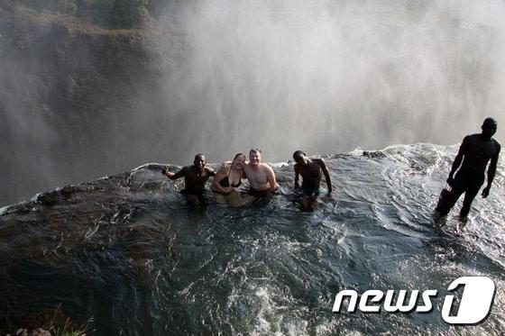 본문 이미지 - 빅토리아 폭포의 악마의 수영장(사진제공=flickr/SarahDepper)ⓒ News1