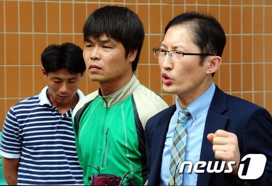 본문 이미지 - 지난 8일 오후 전북 전주시 전주지방법원에서 열린 '삼례 나라수퍼 강도치사사건 재심여부 결정공판을 마친 후 사건대리인인 박준영 변호사가 기자회견을 하고 있다. /뉴스1 ⓒ News1 문요한 기자