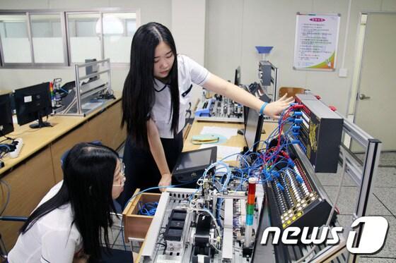 본문 이미지 - 금명여자고등학교 학생들이 8일 한국폴리텍대학 부산캠퍼스에서 미니공장 자동화 진로체험을 하고 있다.(한국폴리텍대학 부산캠퍼스 제공)2016.7.8./뉴스1 ⓒ News1 남경문 기자