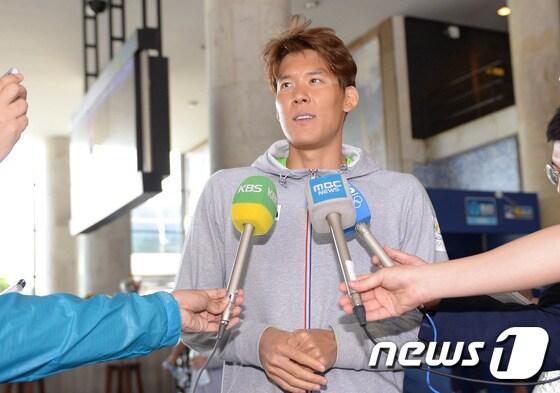 본문 이미지 - 천신만고 끝에 리우행 막차를 탄 '마린보이' 박태환이 31일(현지시간) 브라질 리우데자네이루 산투스 두몽 공항을 통해 입국, 취재진과 인터뷰를 하고 있다.2016.7.31/뉴스1 ⓒ News1 이동원 기자