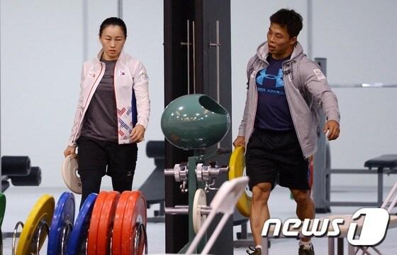본문 이미지 - 지난 2016년 리우데자네이루 올림픽 당시 함께 대표팀에 선발돼 훈련 중인 윤진희(왼쪽)와 원정식 부부의 모습. 2016.7.31/뉴스1 ⓒ News1 이동원 기자