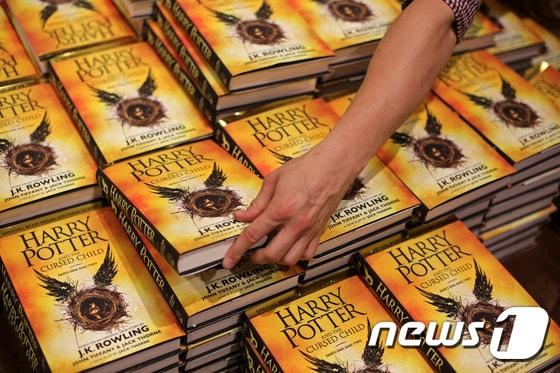 본문 이미지 - '해리포터와 저주받은 아이'가 31일(현지시간) 영국 런던 서점가에 풀렸다. ⓒ AFP=뉴스1