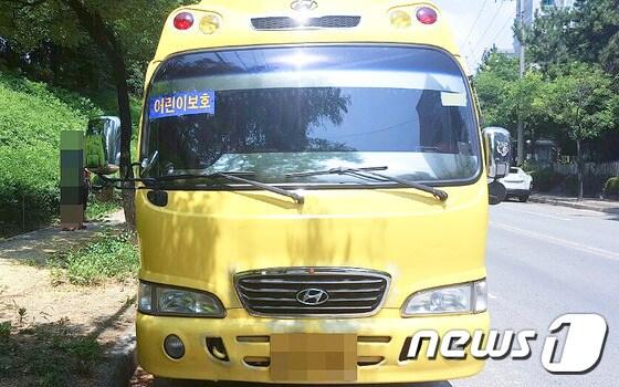 본문 이미지 - 35도의 무더위에 4살 어린이가 8시간 가량 방치된 유치원 통학버스. 지난 7월 29일 광주 광산구 한 유치원 통학버스에서 4살 어린이가 8시간 가량 방치돼 의식불명 상태에 빠졌다.(광주지방경찰청 제공)2016.8.1/뉴스1 ⓒ News1 신채린 기자