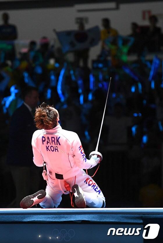 본문 이미지 - 펜싱 박상영이 9일(현지시간) 브라질 리우데자네이루 바하 올림픽파크 카리오카 경기장에서 열린 2016리우올림픽 펜싱 에페 개인전 결승에서 헝가리의 게자 임레에게 15대 14로 역전승을 거두며 금메달을 확정짓자 환호하고 있다.2016.8.10/뉴스1 ⓒ News1 이광호 기자