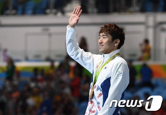 본문 이미지 - 펜싱 박상영이 9일(현지시간) 브라질 리우데자네이루 바하 올림픽파크 카리오카 경기장에서 열린 2016리우올림픽 펜싱 에페 개인전 결승에서 헝가리의 게자 임레에 15대 14로 역전승을 거두며 금메달을 획득했다. 박상영이 시상식에서 관중들을 향해 손을 흔들고 있다.2016.8.10/뉴스1 ⓒ News1 이광호 기자