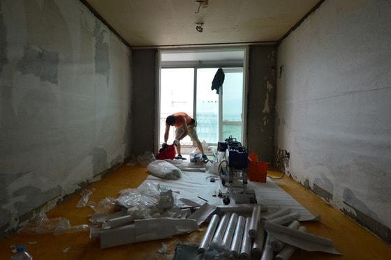 본문 이미지 - 아파트에서 인테리어 공사가 진행되고 있다  / 뉴스1 ⓒ News1 구윤성 기자