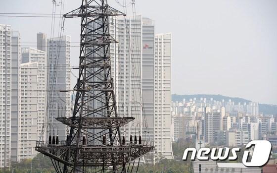 본문 이미지 - 경기 수원시 장안구 율전동을 거쳐가는 송전탑. /뉴스1DB