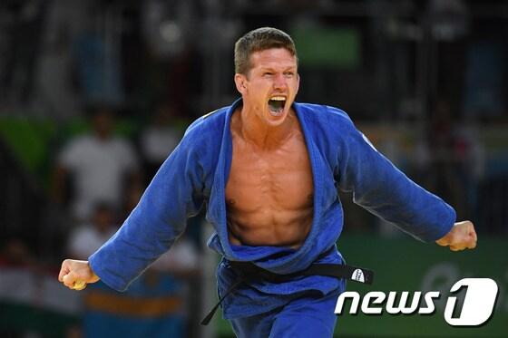 본문 이미지 - 8일(현지시간) 라우 올림픽 남자 유도에서 동메달을 딴 뒤 포효하고 있는 디르크 반 티츨레(32·벨기에) ⓒ AFP=News1