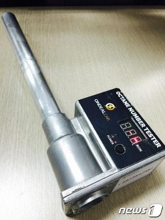 본문 이미지 - 한 튜닝전문업체가 시중 고급휘발유 옥탄가 측정을 위해 사용한 러시아산 휴대용 장비. ⓒ News1