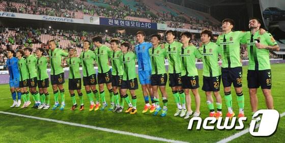 본문 이미지 - 10일 오후 전북 전주시 전주월드컵경기장에서 열린 프로축구 2016 현대오일뱅크 K리그클래식 전북현대와 수원FC의 경기에서 2:1로 승리해 25경기 연속 무패행진을 거둔 전북 현대 선수단이 팬들과 함께 응원가 '오오렐레'를 부르고 있다.2016.8.10/뉴스1 ⓒ News1 문요한 기자